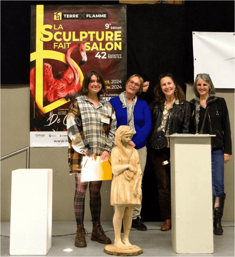 Esther Seguin et l'une de ses sculptures, Blandine Rossa-Destouches en 3ème du vote du public, Christine Desnos, et Valem en 2ème du vote. 