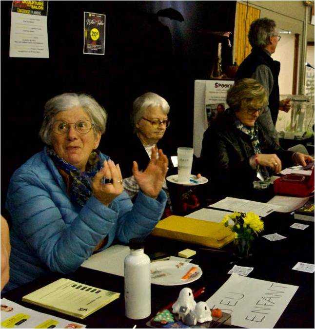 L'accueil de la salle d'exposition pour y guider le public pour le vote du public, le jeu d'enfants, y acheter le catalogue qui permet de participer à la tombola grace au bulletin glissé à l'intérieur,  s'incrire aux ateliers de modelages et conférences. 