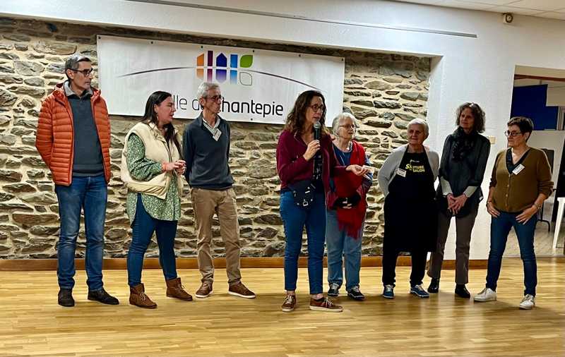 Présentation de l'équipe organisatrice aux artistes lors de la soirée bénévoles/artistes 
Laurent,  Segolene, Gilles,  Christine, 
Jacline, Dany,  Chantal,  Dominique manque : Gaelle, Karine, Philippe)