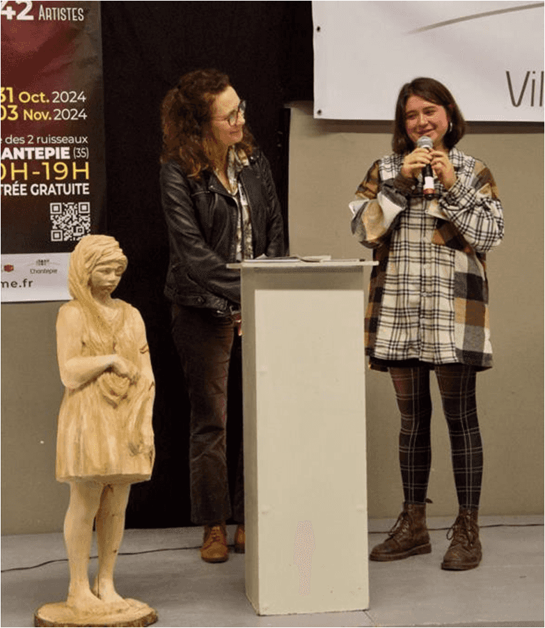 La benjamine de ce salon Esther Seguin remercie le public de lui avoir décerné le prix du public.