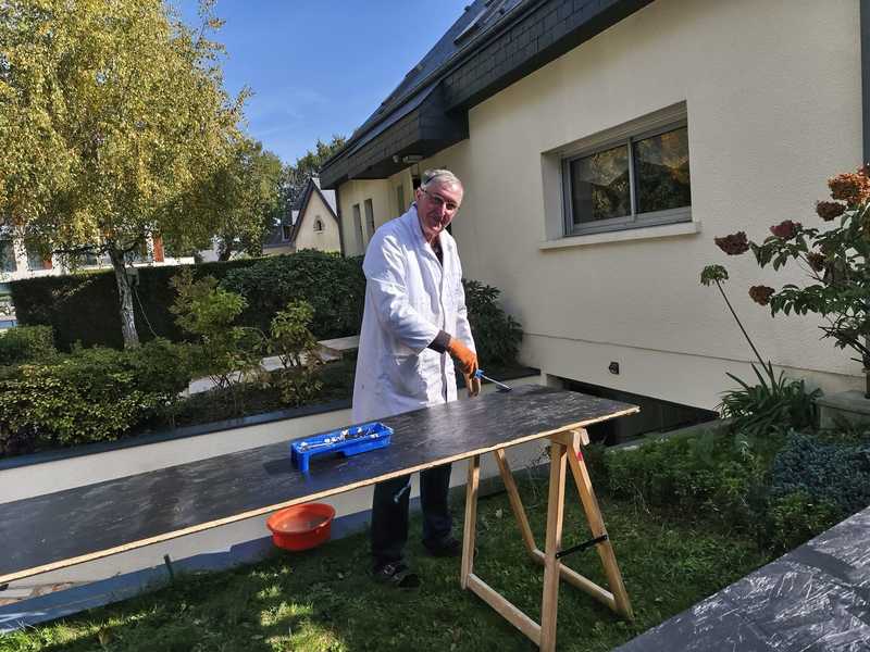Et la 2ème couche  sous un soleil breton 

Le benevole travaille sans cacheton !