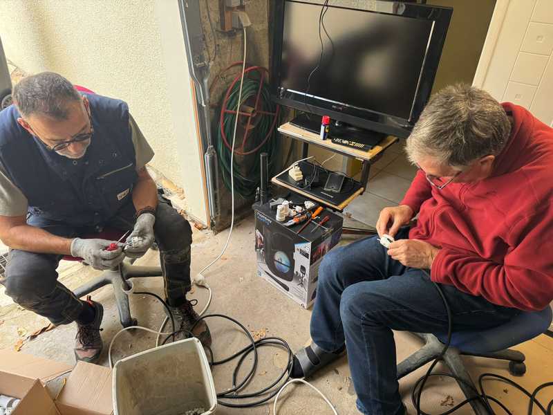 Concentrés les électriciens ! Le fil bleu sur le bouton bleu, le fil rouge sur ......... des 94 prises  pour les 47 rallonges pour les artistes.
Un grand merci  à Florent et Jean-Claude pour ce boulot répétitif !