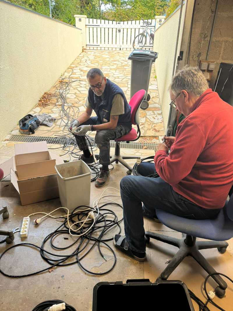 Et c'est reparti de nouveau pour les électriciens pour la 2eme année consécutive.
Notre local de stockage a été visité cet hiver et toute l'électricité s'est envolée !
