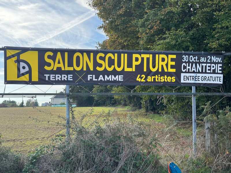 De la Pub en campagne :
Pose de la première bâche le 8 octobre.  Ca sent bon les préparatifs !