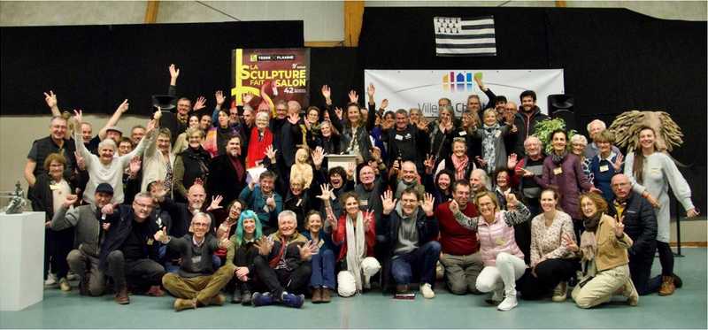 La traditionnelle photo : artistes / bénévoles réunis avant la cloture de ce salon 2024 riche en rencontres avec 4500 visiteurs pour cette 9ème édition. 